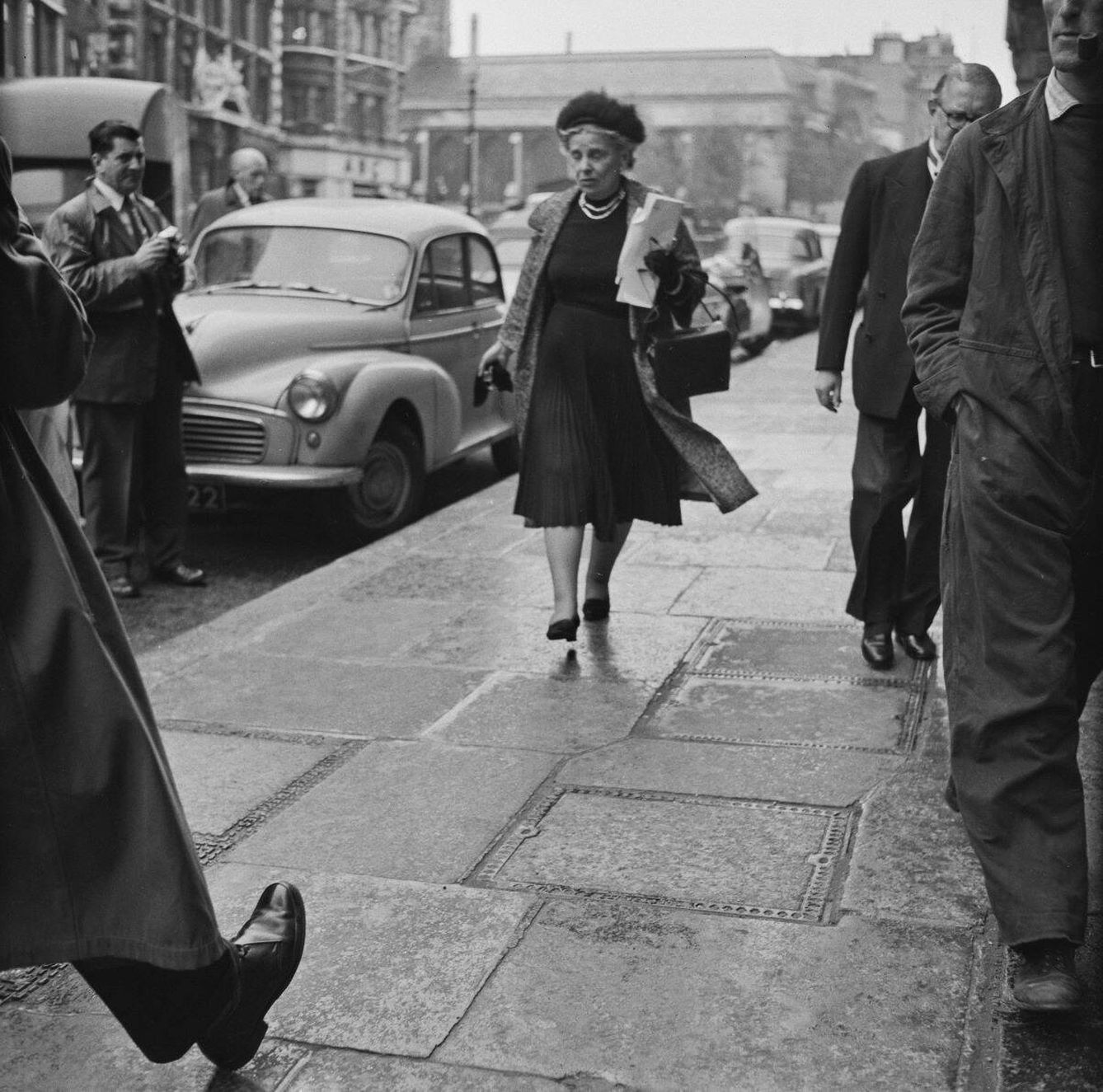Rebecca West llegando a otro juicio famoso, el de Lady Chatterley, en 1960. (Getty Images)