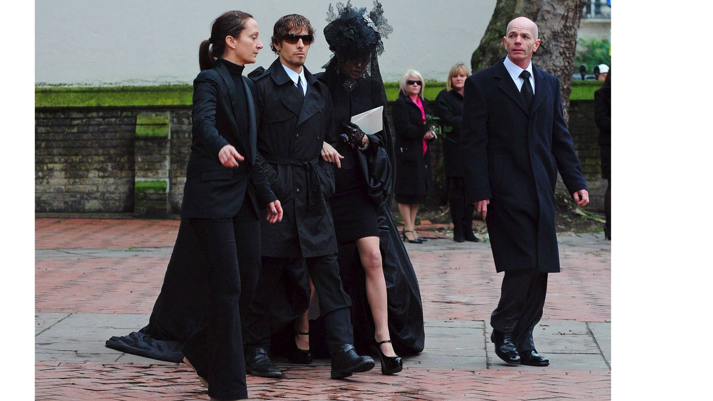 Daphne Guinnes llega al funeral de Alexander McQueen. (EFE)