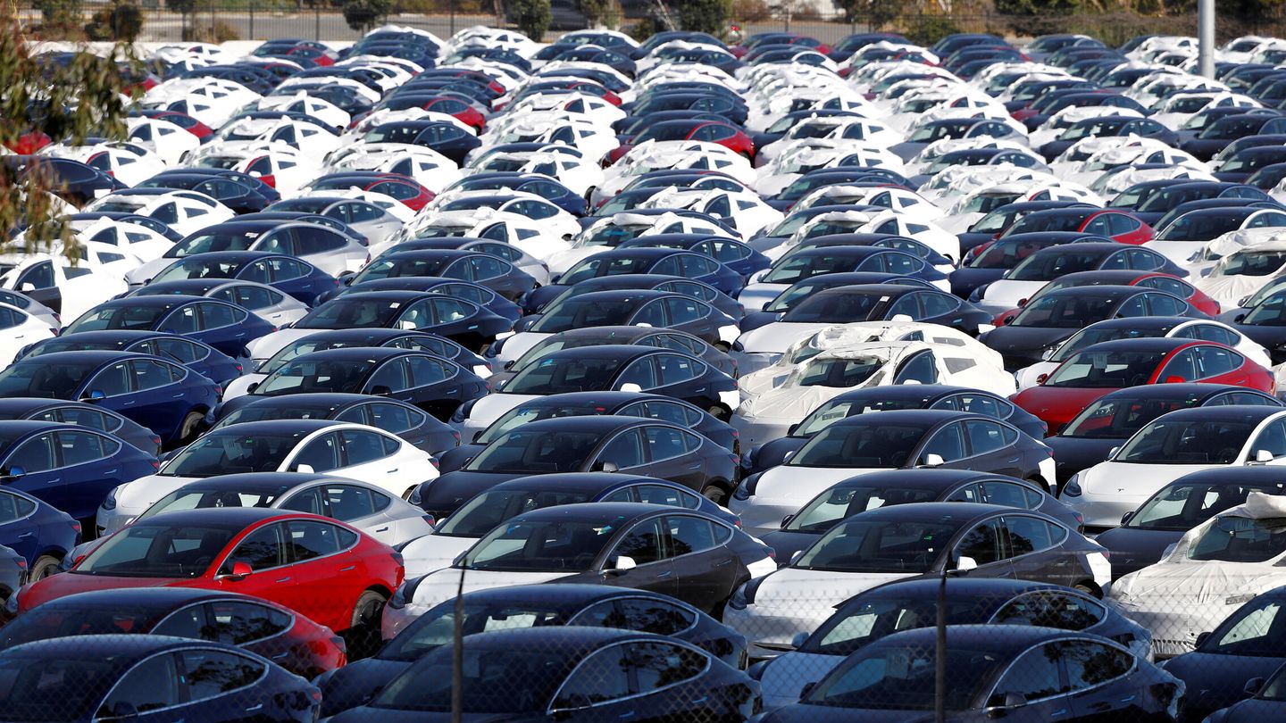Un parking lleno de coches eléctricos Tesla Model 3. (Reuters/Stephen Lam)