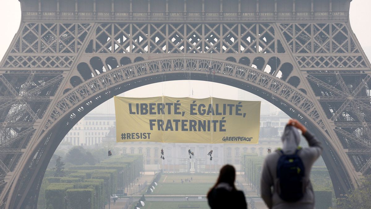 Greenpeace cuelga una pancarta en la torre Eiffel contra Marine Le Pen 