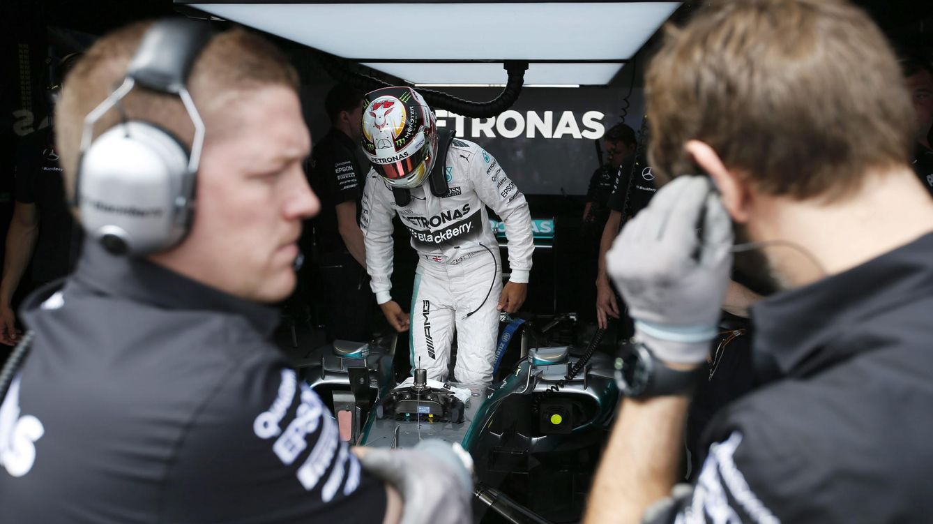 Foto: Lewis Hamilton el el box del equipo Mercedes (Efe)