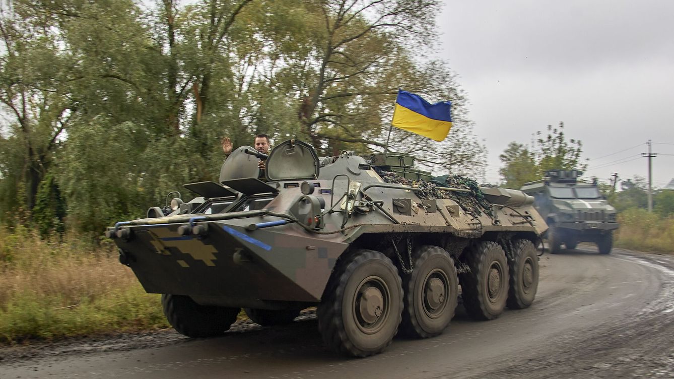 Foto: Soldados ucranianos en la provincia de Járkov. (EFE/Sergey Kozlov)