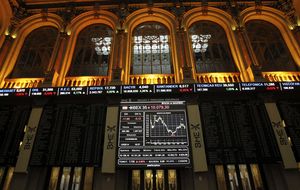 El Ibex 35 salva los 10.100 puntos a última hora gracias a Wall Street