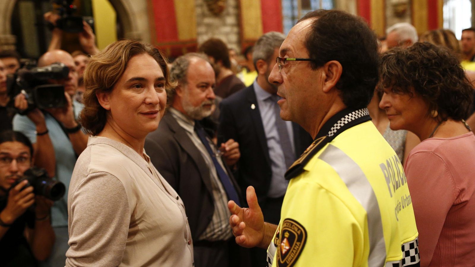 Foto: La alcaldesa de Barcelona, Ada Colau (i), saluda al jefe de la Guardia Urbana, el intendente Evelio Vázquez (d), durante el acto de bienvenida a los nuevos agentes de la 87 promoción de la Guardia Urbana de Barcelona. (EFE)