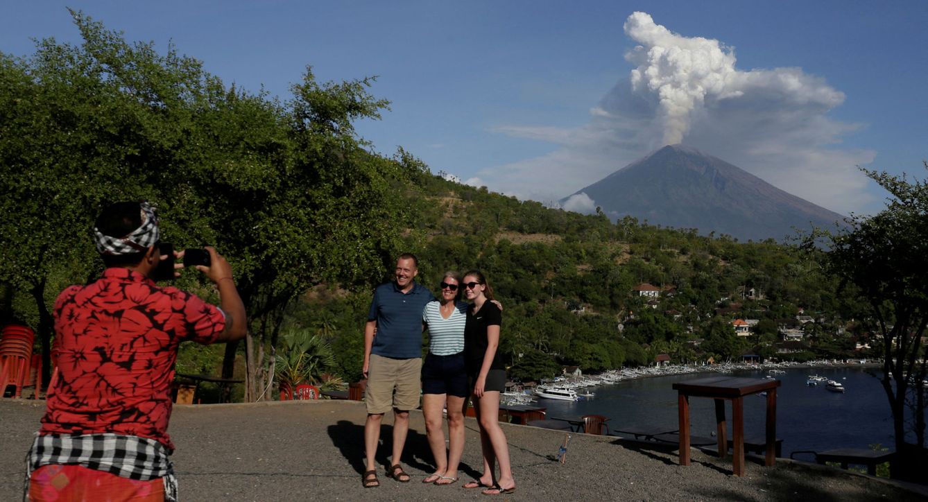 Turistas se sacan una foto en Bali durante la erupción del volcán Agung.