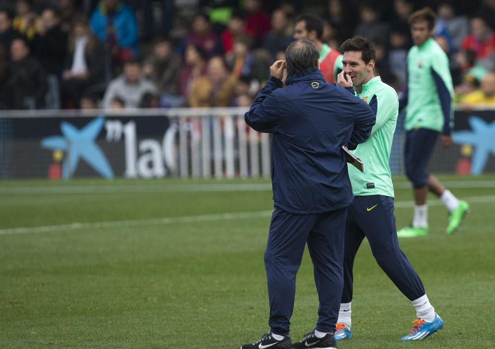 Foto: Messi charla con el Tata Martino en el entrenamiento del jueves (Efe). 
