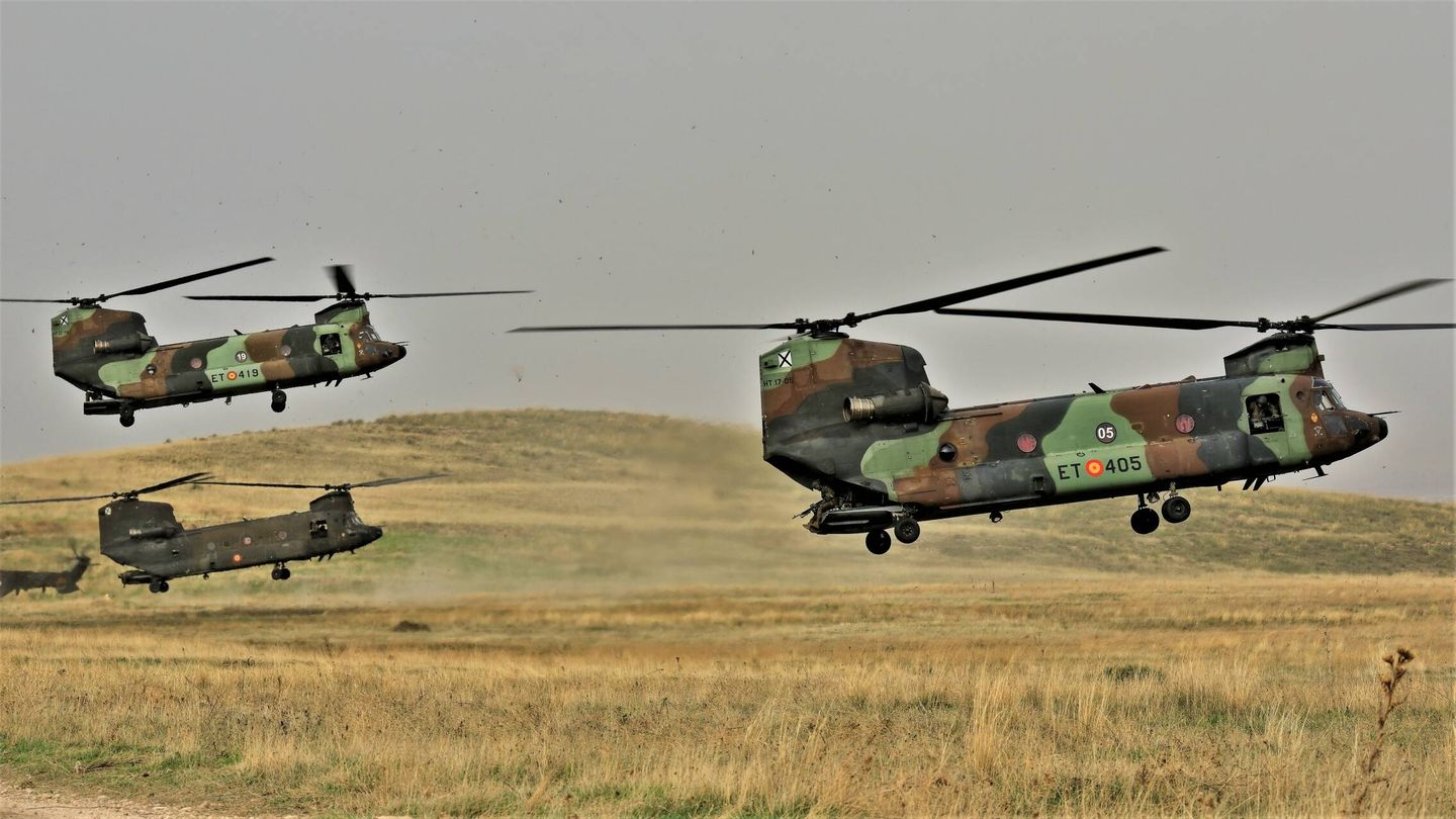 Helicópteros CH-47 Chinook despegando con la primera oleada. (Juanjo Fernández)