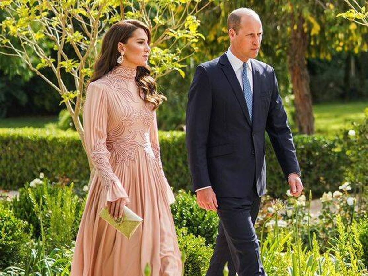 Foto:  Kate Middleton y el príncipe Guillermo, en la boda de Hussein. (Corte Real Hachemita)