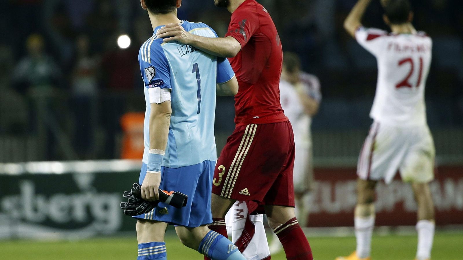 Foto: Casillas y Piqué se abrazan tras un partido de la selección española (Efe).