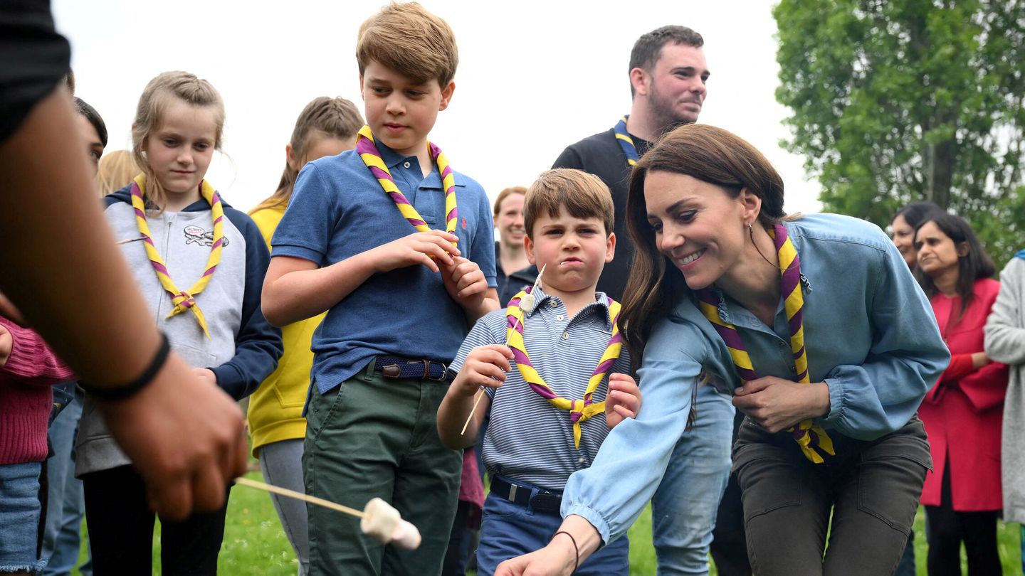 Kate y sus hijos, tostando malvaviscos. (Reuters)