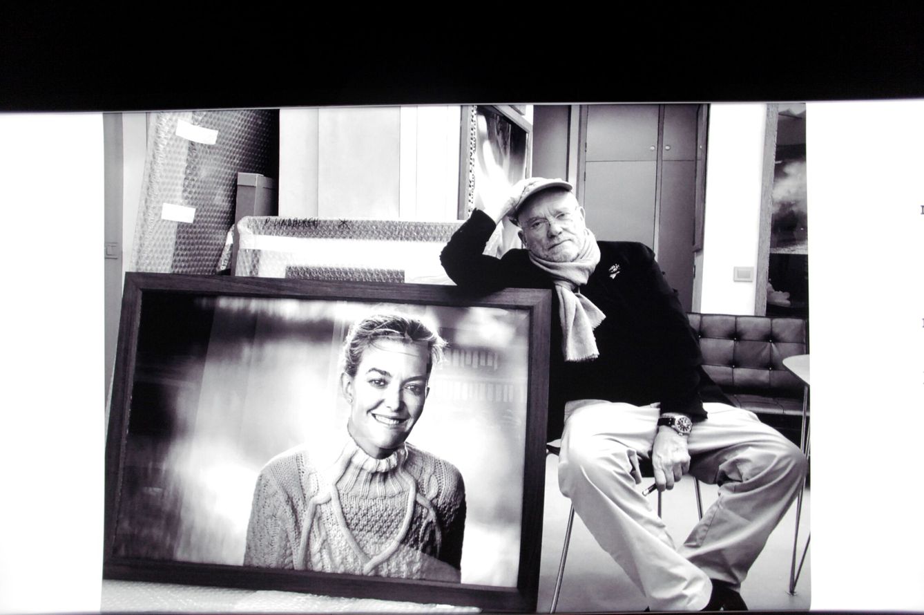 Marta Ortega y Peter Lindbergh, en una de las imágenes de la exposición 'Untold Stories'. (EFE)