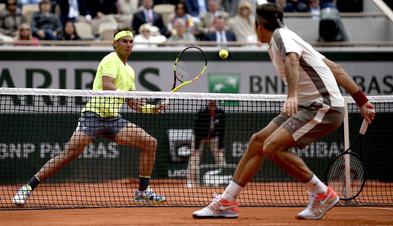 Rafa Nadal y Federer disputan un punto en la red. (EFE)