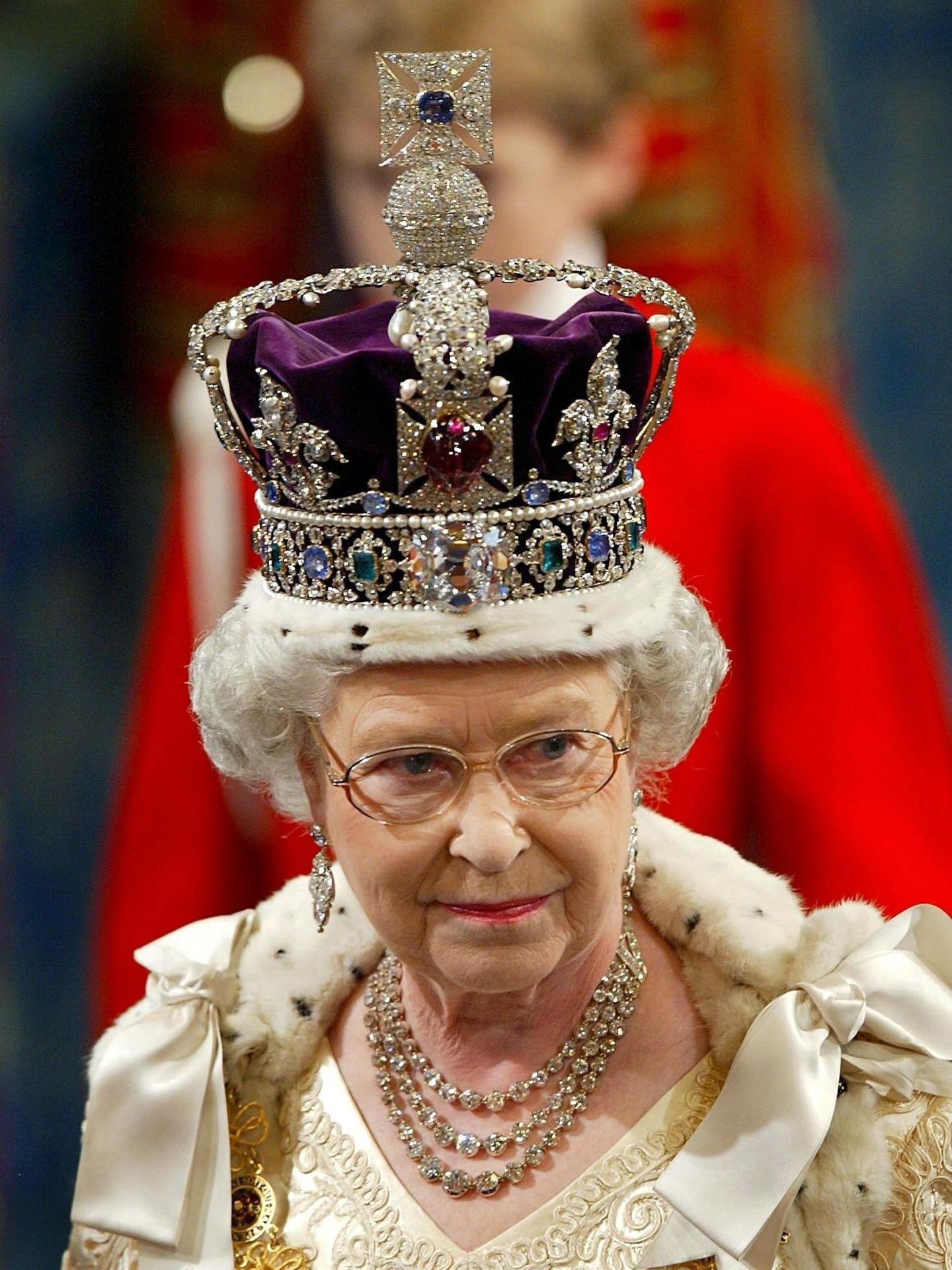 La reina Isabel II, con la Corona Imperial. (EFE/Pool/Adrian Dennis)