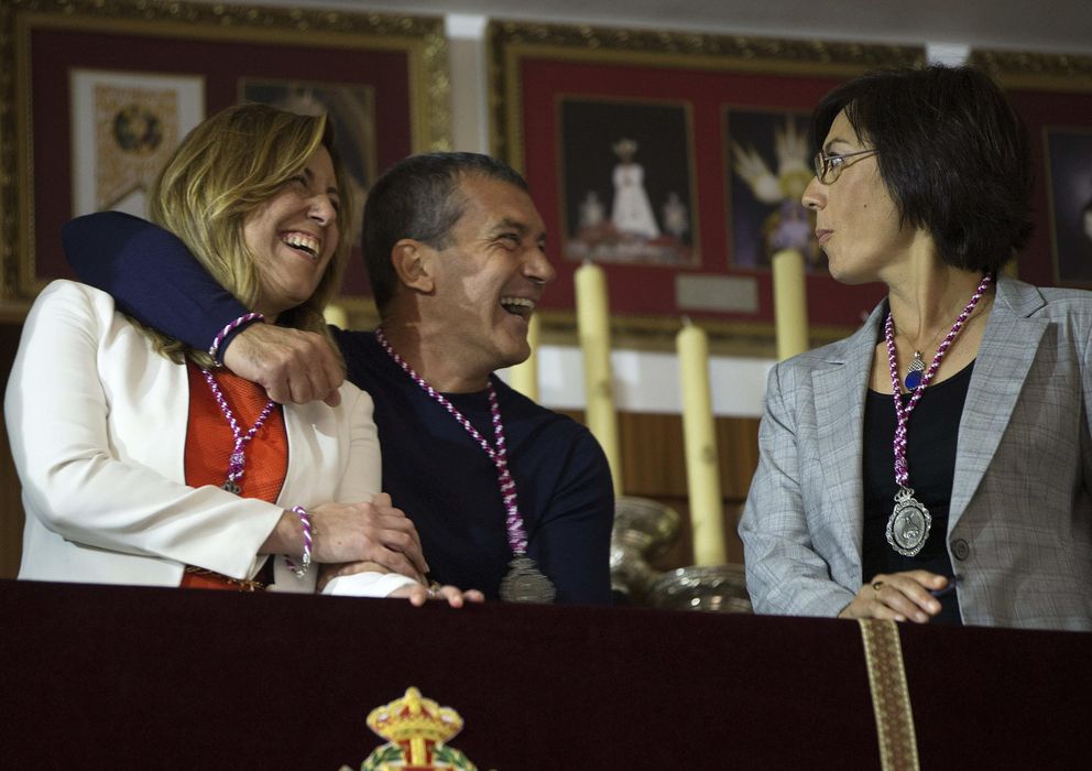 Foto: Susana Díaz (i) y el actor malagueño Antonio Banderas (2i), durante la visita a la Casa Hermandad de la cofradía de Jesús el Cautivo.