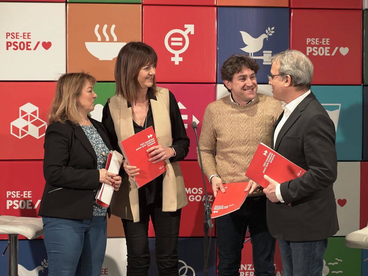 Foto: Idoia Mendia (segunda por la izquierda), junto a Gloria Sánchez, Eneko Andueza (segundo por la derecha) y Alfredo Retortillo, en la presentación del programa electoral socialista. (EC)