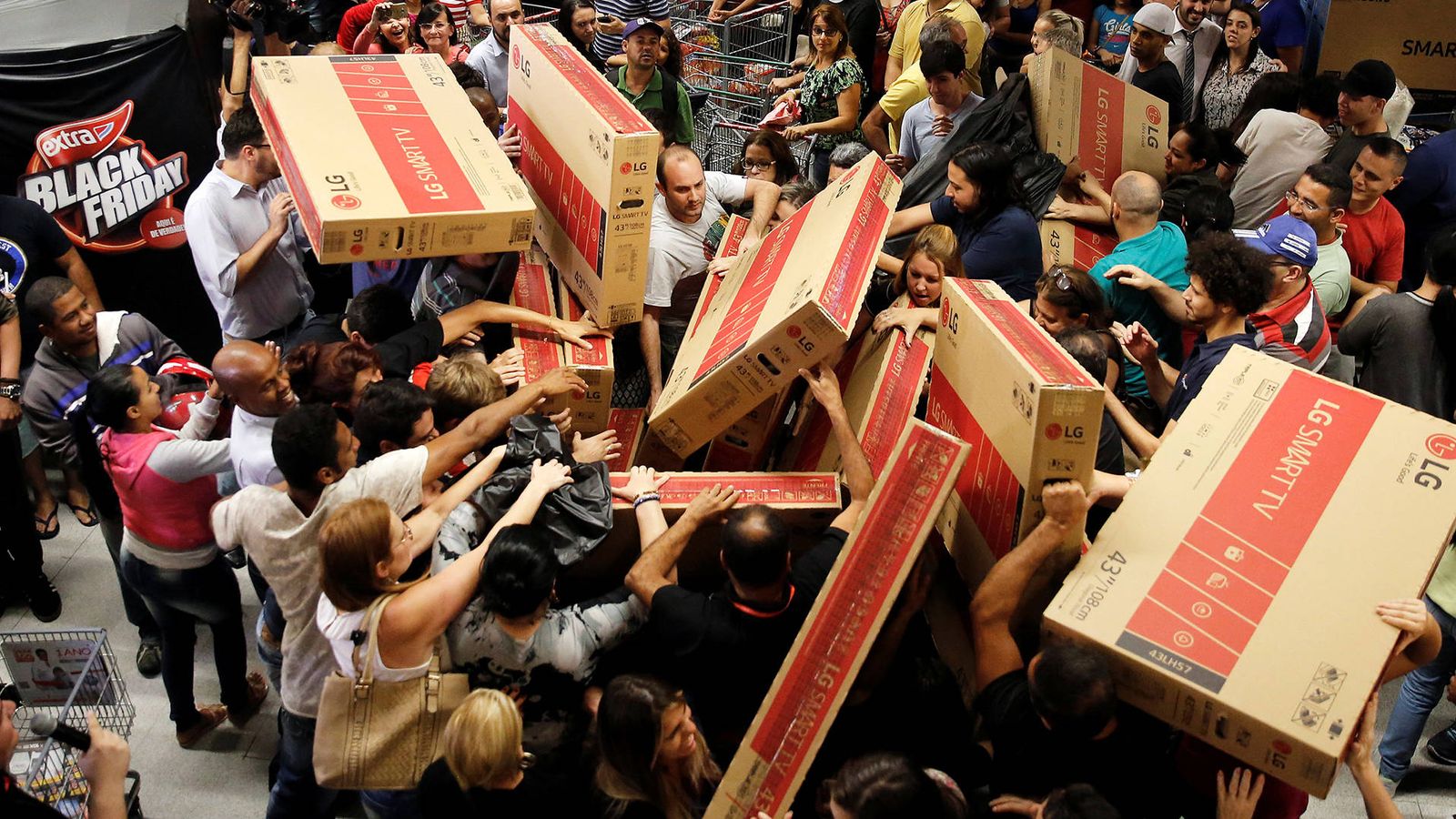 Foto: Compradores buscan las mejores ofertas durante el Black Friday. (Foto: Reuters)