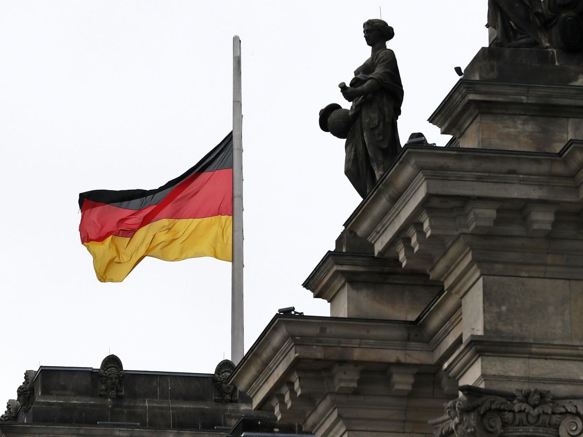 Foto: Bandera alemana ondeada en el Reichstag, el Parlamento alemán en Berlín. (EFE/Felipe Trueba)