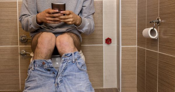 Foto: Ir al baño con el teléfono perjudica tu salud. (iStock) 