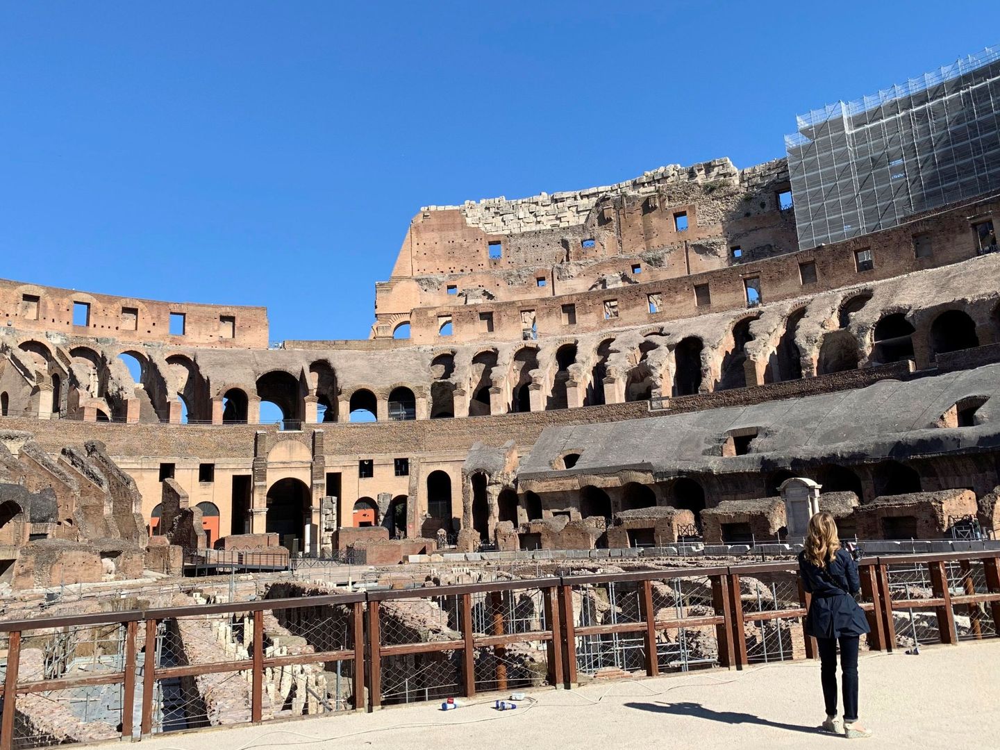 Una turista, en el interior del Coliseo. Foto: EFE Álvaro Caballero