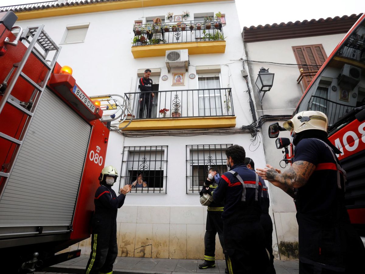 Foto: Imagen de archivo de bomberos en Córdoba. (EFE)