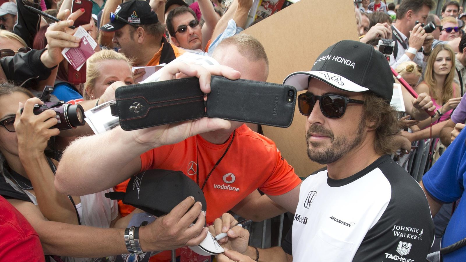 Foto: Fernando Alonso firmando autógrafos a los aficiones del circuito de Spa (Reuters) 