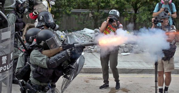 Foto: La policía antidisturbios dispara gases lacrimógenos durante una manifestación en Hong Kong. (EFE)