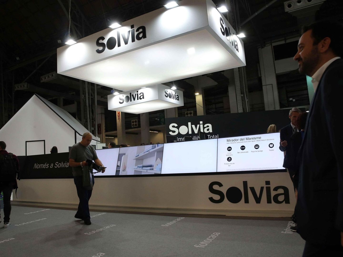 Expositor de Solvia, en el salón inmobiliario Barcelona Meeting Point. (EFE)