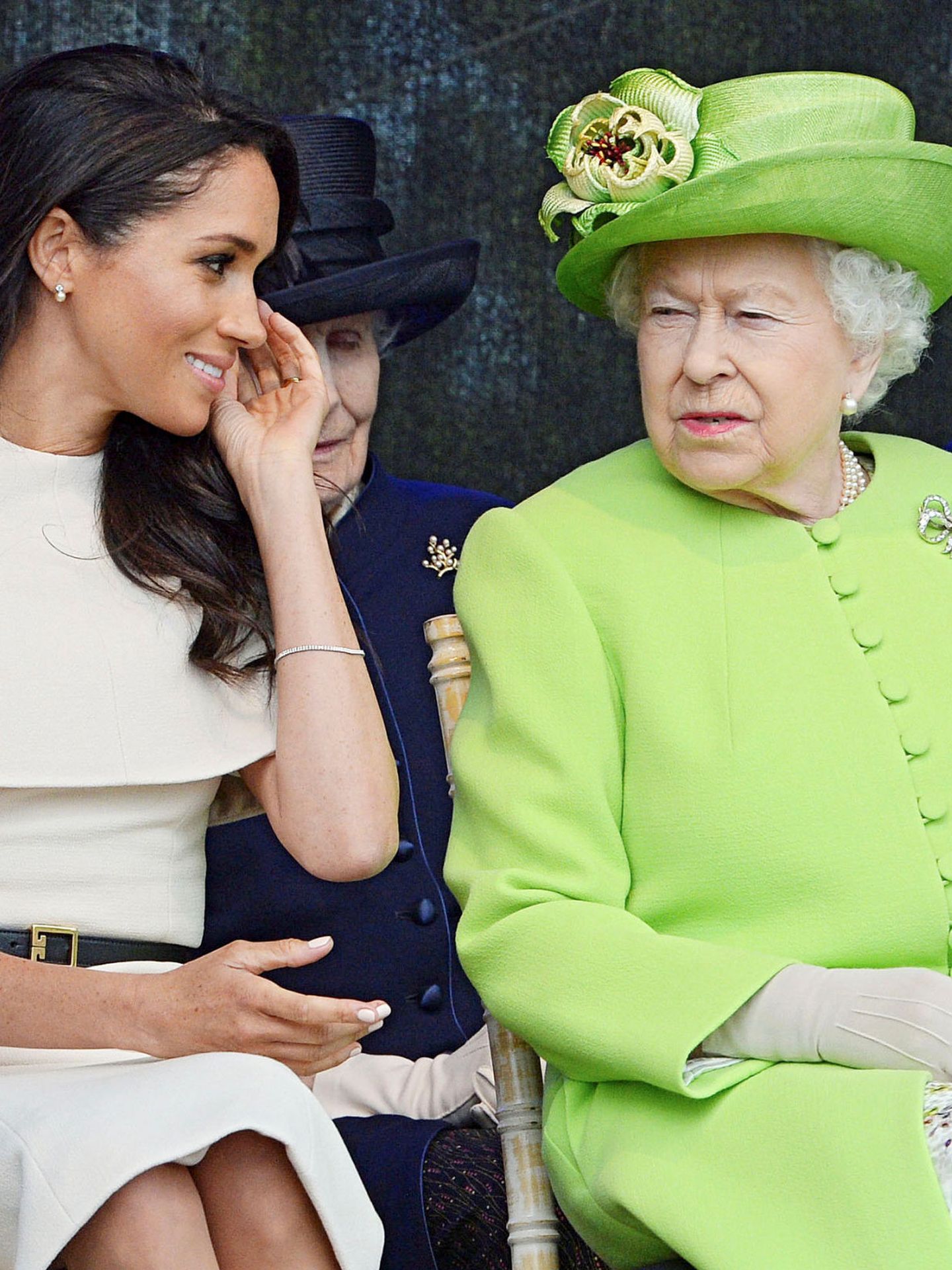 La duquesa de Sussex con la reina. (Reuters)