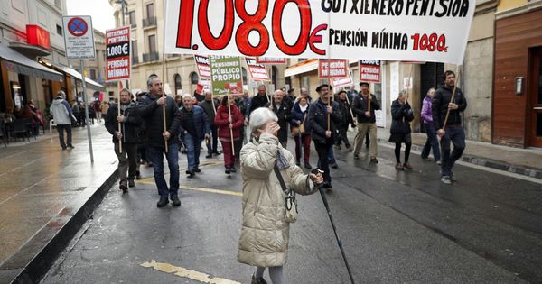 Foto: Manifestación de jubilados en Pamplona por una pensión mínima de 1.080 euros. (EFE)