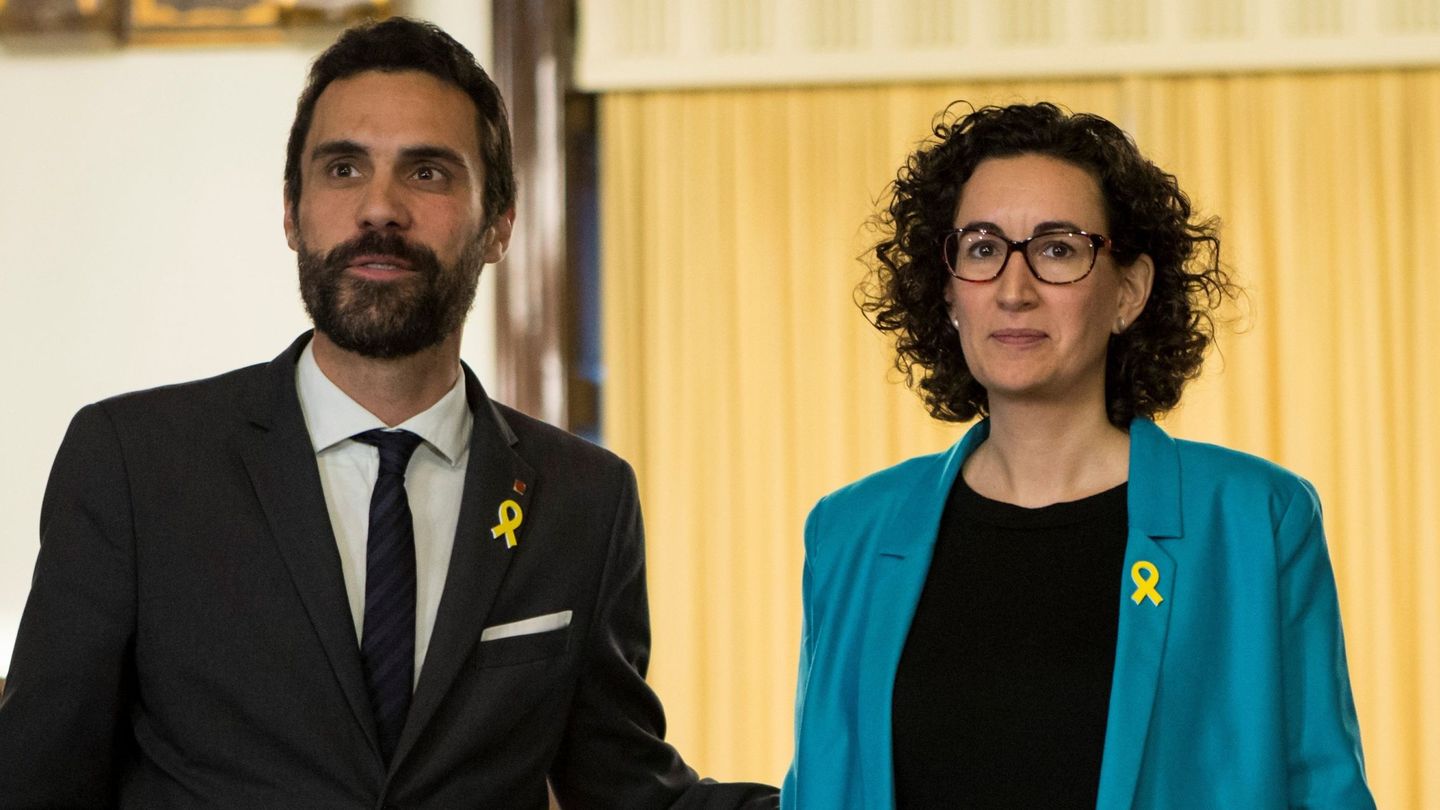 La secretaria general de ERC, Marta Rovira, con el presidente del Parlament, Roger Torrent. (EFE)