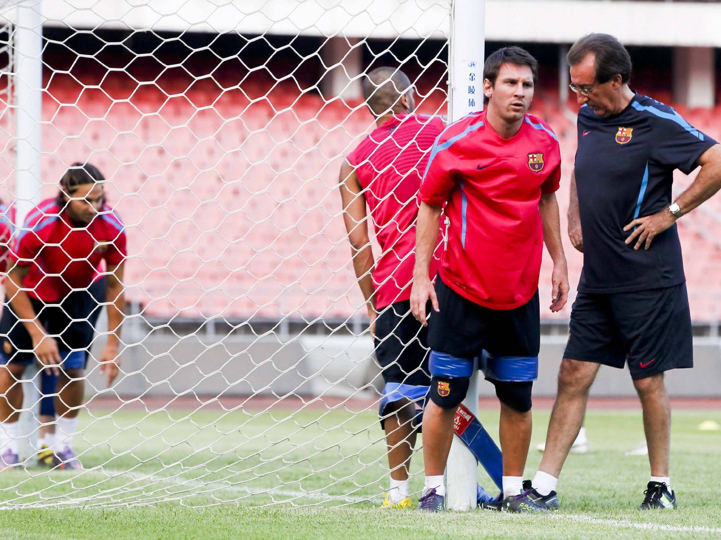Paco Seirul.lo, junto a Leo Messi en un entrenamiento. (EFE/Diego Azubel)