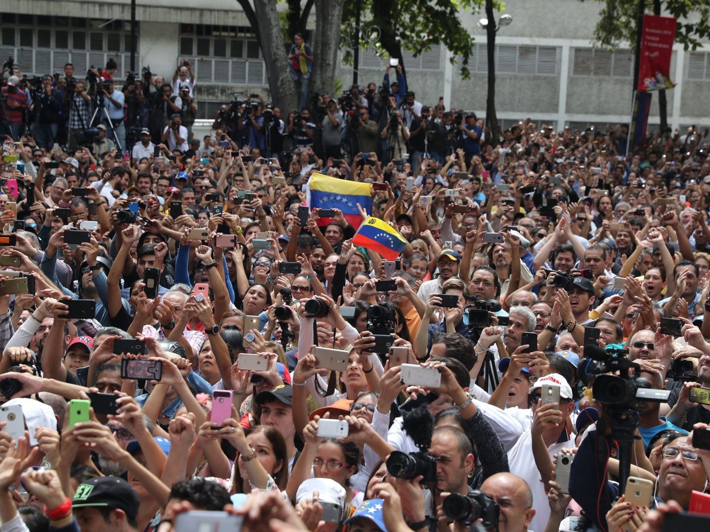 Cientos de personas escuchan el discurso de Guaidó en Caracas. (EFE)
