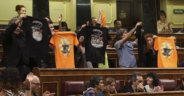 Foto: Algunos diputados muestran camisetas de apoyo a los estibadores. (EFE)