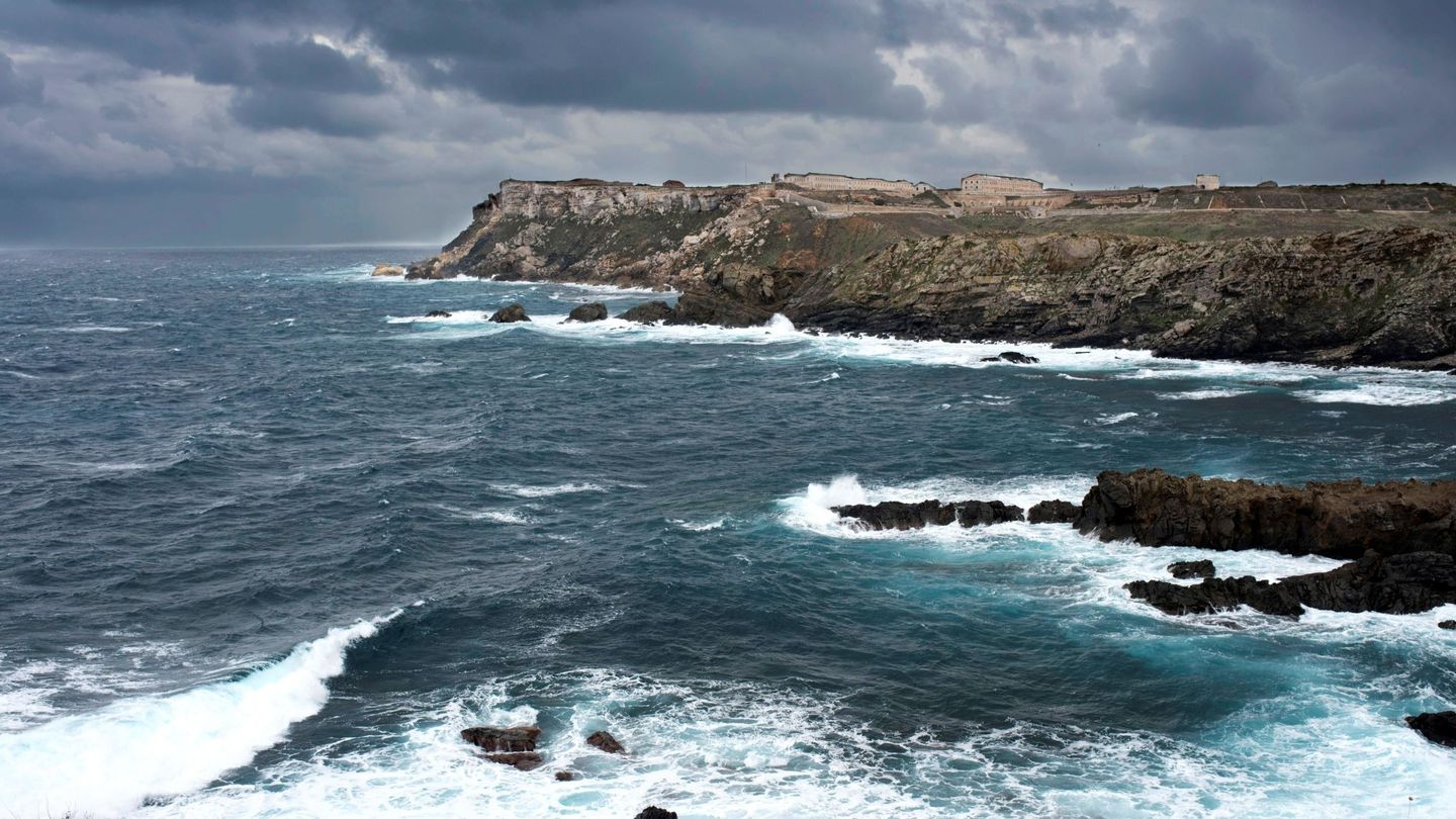 En la imagen, el litoral de Es Freus junto a la fortaleza de la Mola, en Mahón. (EFE)