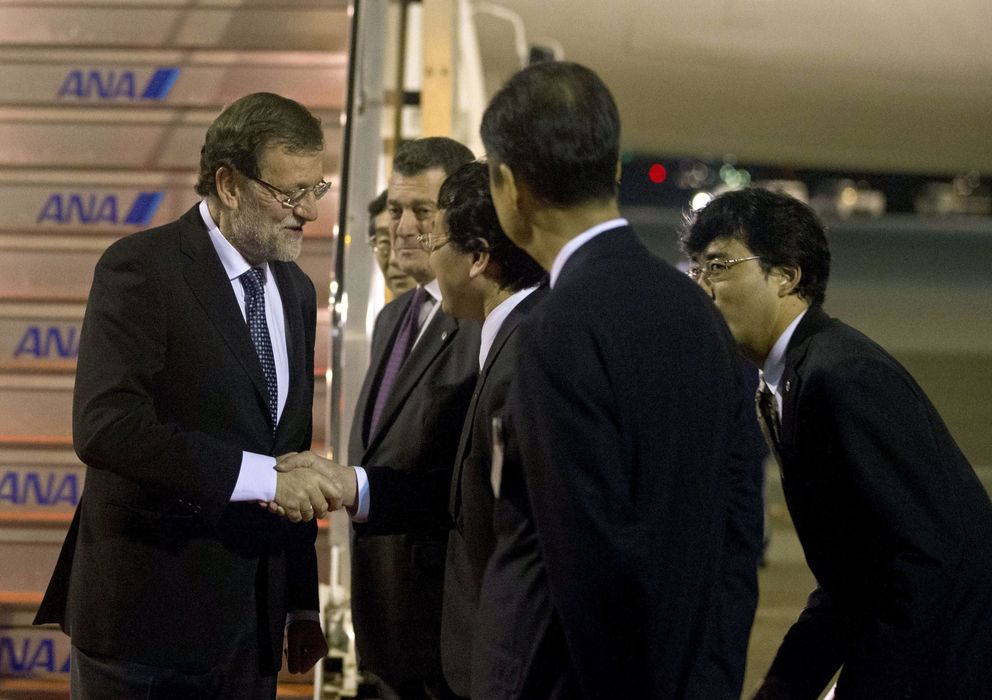 Foto: El jefe del Ejecutivo, Mariano Rajoy (i), a su llegada al aeropuerto de Haneda, en Tokio. (EFE)