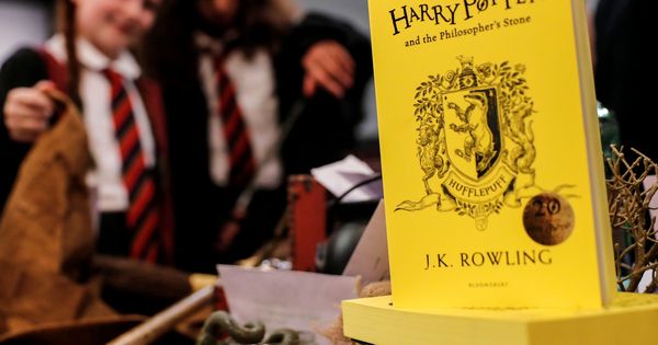 Foto: Unos fans asisten a la presentación de una edición especial de uno de los libros de Harry Potter. Foto: REUTERS Eddie Keogh