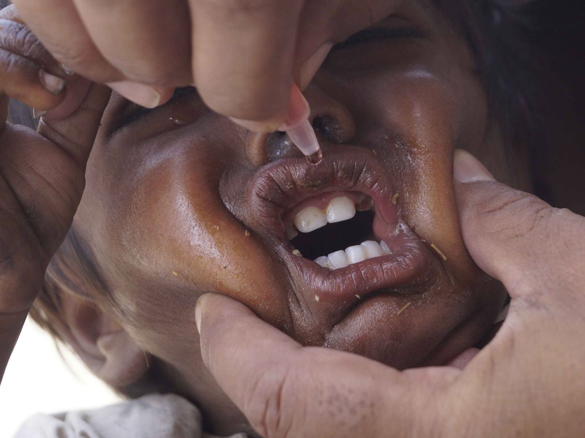 Foto: Campaña de vacunación contra la polio en Pakistán. (EFE/EPA/Saood Rehman)