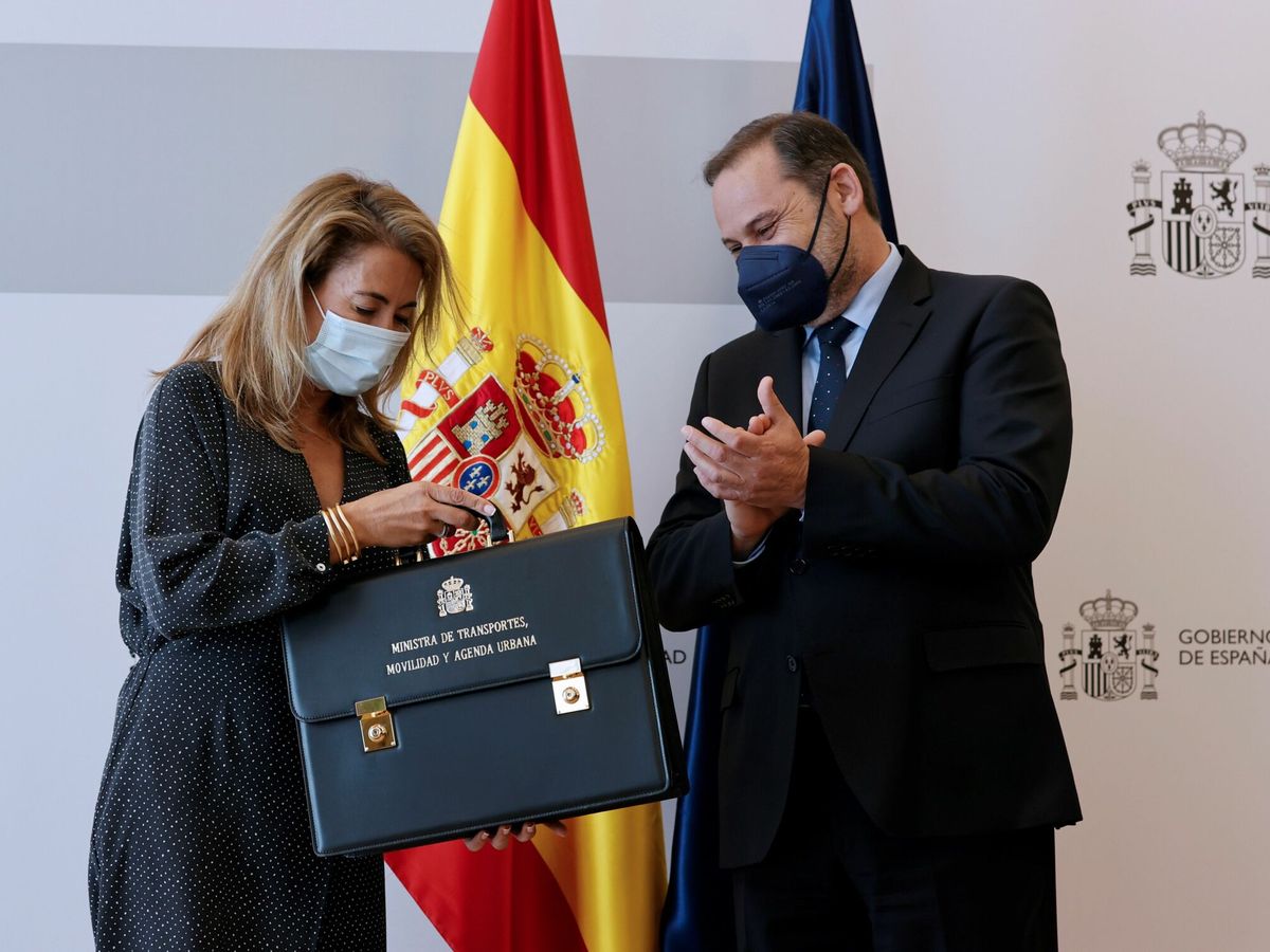 Foto: Raquel Sánchez recoge la cartera de ministra de manos de su antecesor, José Luis Ábalos. 