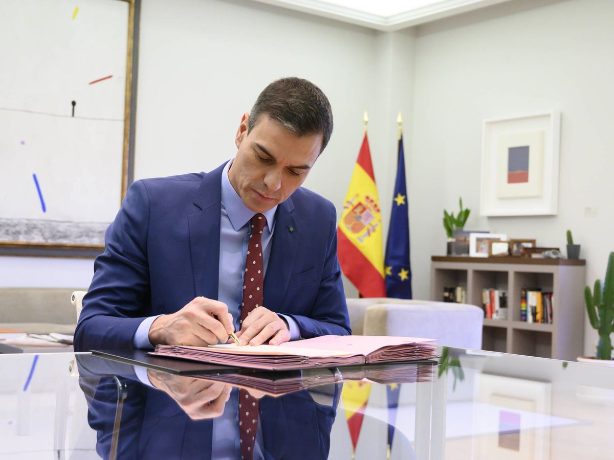Foto: El presidente del Gobierno, Pedro Sánchez, firma los decretos de nombramiento de sus ministros, este 12 de enero. (Pool Moncloa)