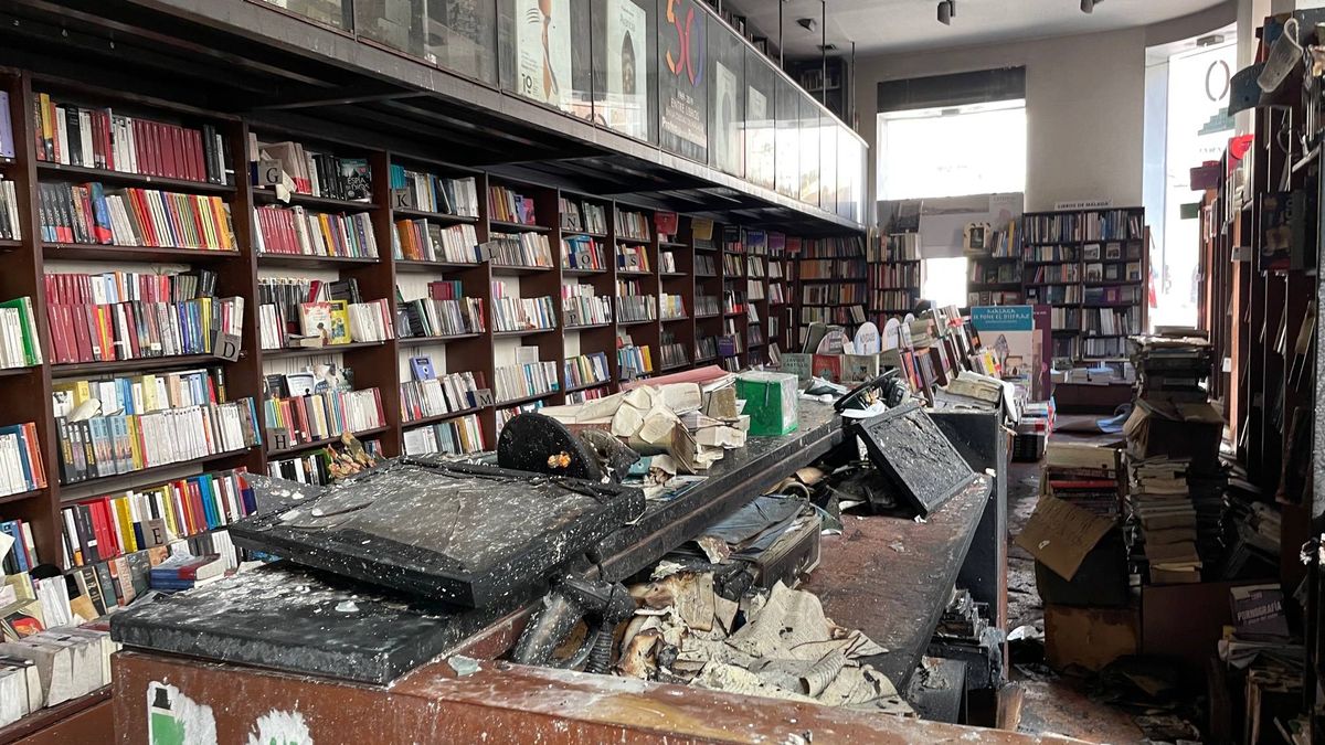 Una librería en llamas: así ha ardido Proteo, templo cultural de Málaga