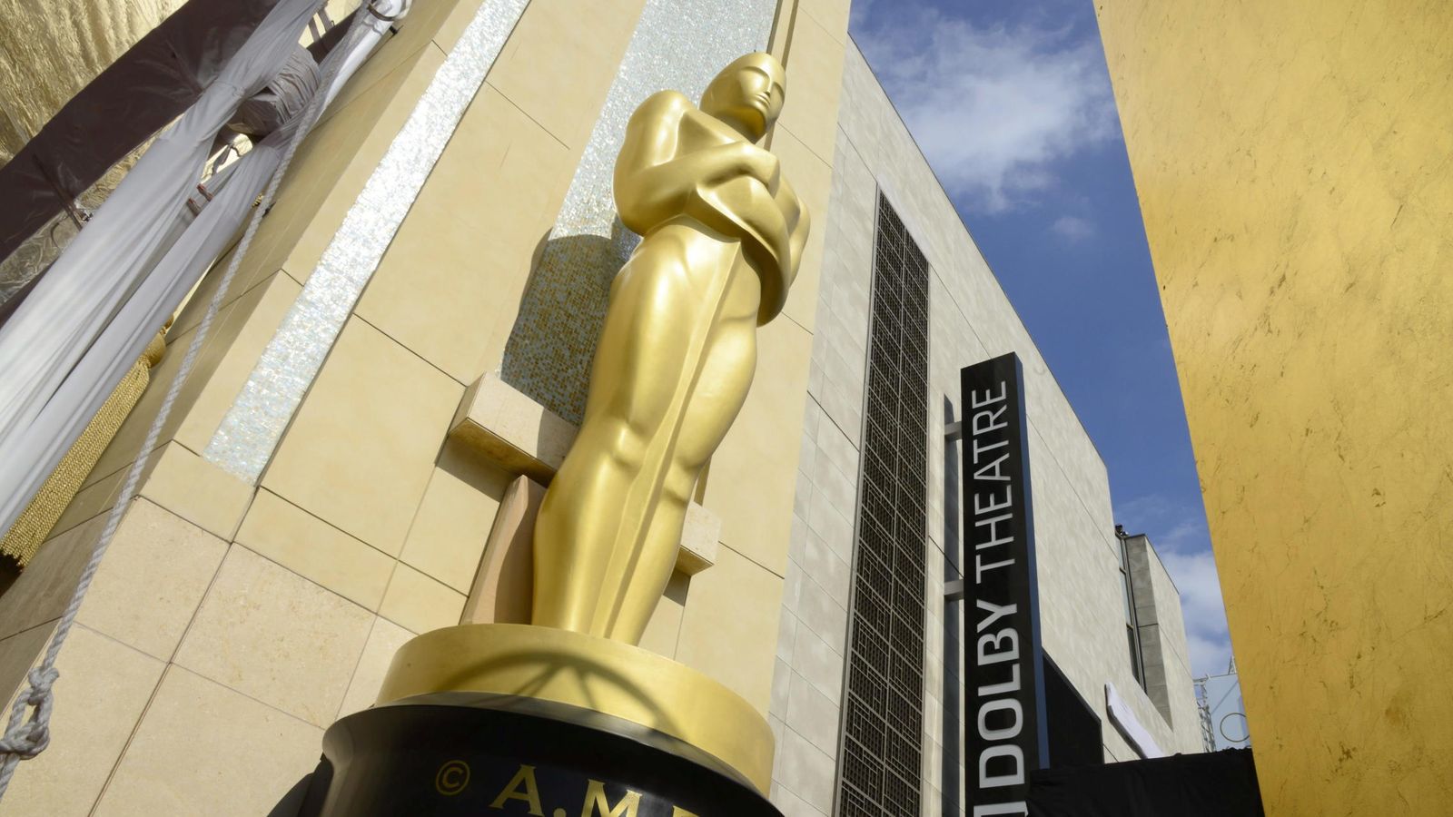 Foto: Un Oscar gigante a las puertas del Dolby Theatre. (Efe)