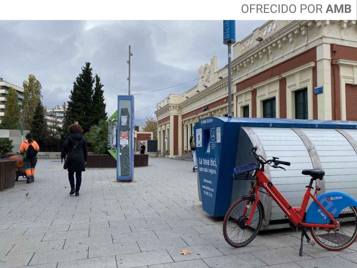 Foto: El intercambiador de Cornellà, en el área metropolitana de Barcelona, donde confluyen metro, tren, aparcamiento para bicis o 'bicisharing'. (Fuente: propia)
