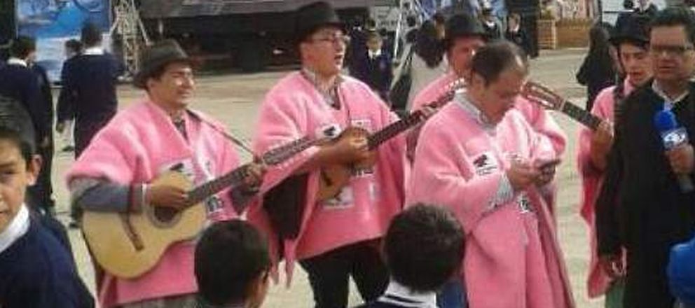 Músicos con las ruanas de lana teñidas de rosa (ElTiempo.com).