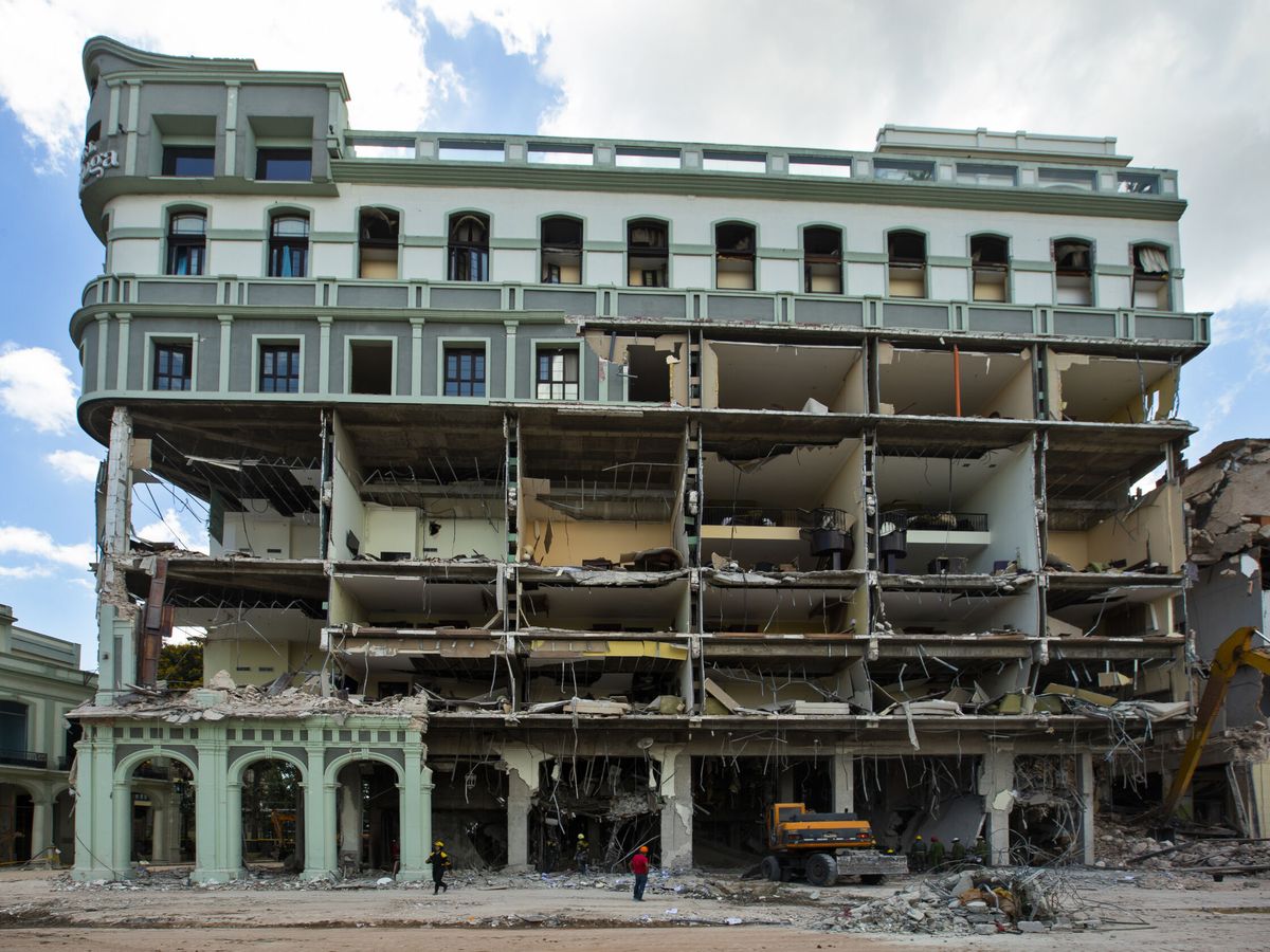 Foto: Vista general de las labores de rescate en el destruido hotel Saratoga. (EFE/Yander Zamora)