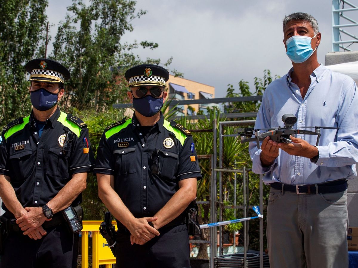 Foto: El alcalde de Badalona (Barcelona), Xavier García Albiol (d), en la presentación del dron de la Policía Local para vigilar la okupación de viviendas. (EFE)