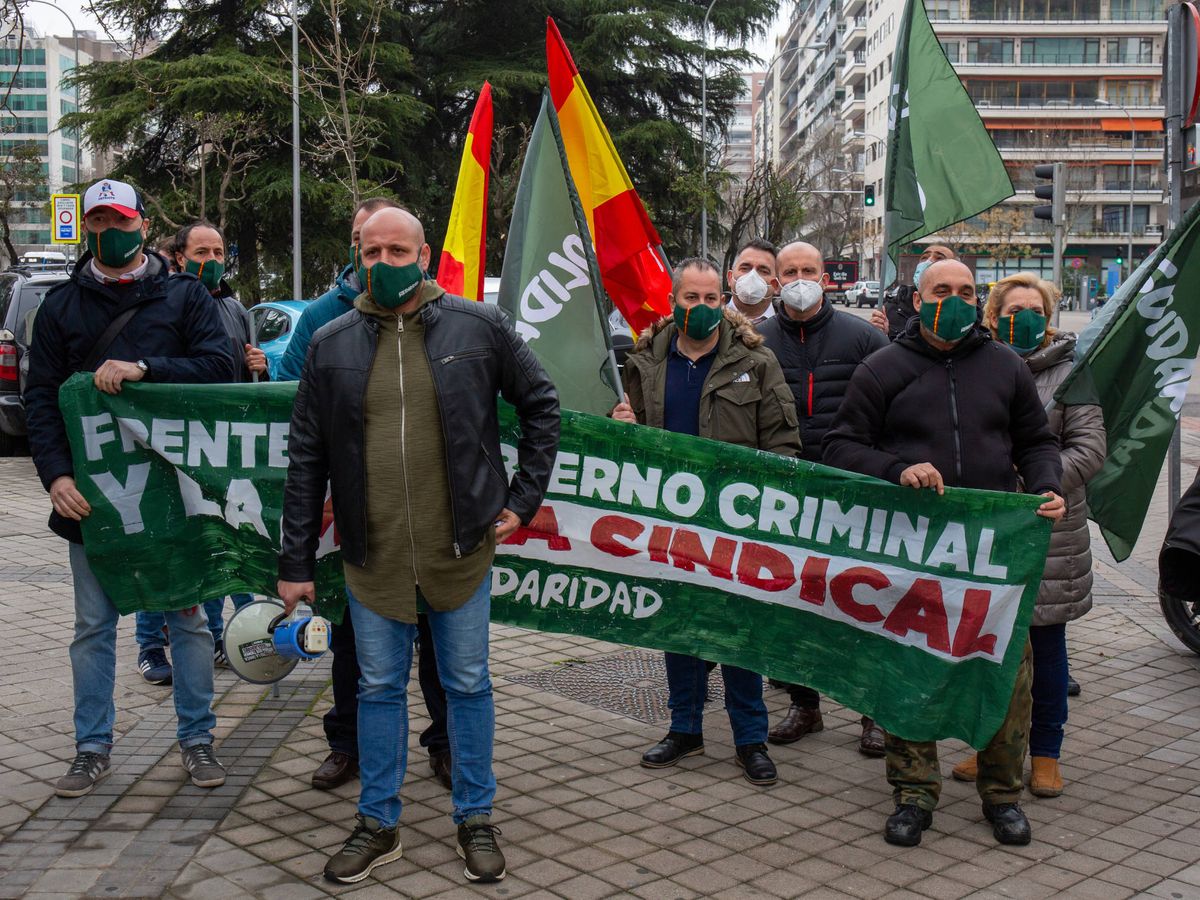 Foto: Activistas de Solidaridad en un acto de CCOO y UGT en Madrid. (David Brunat)