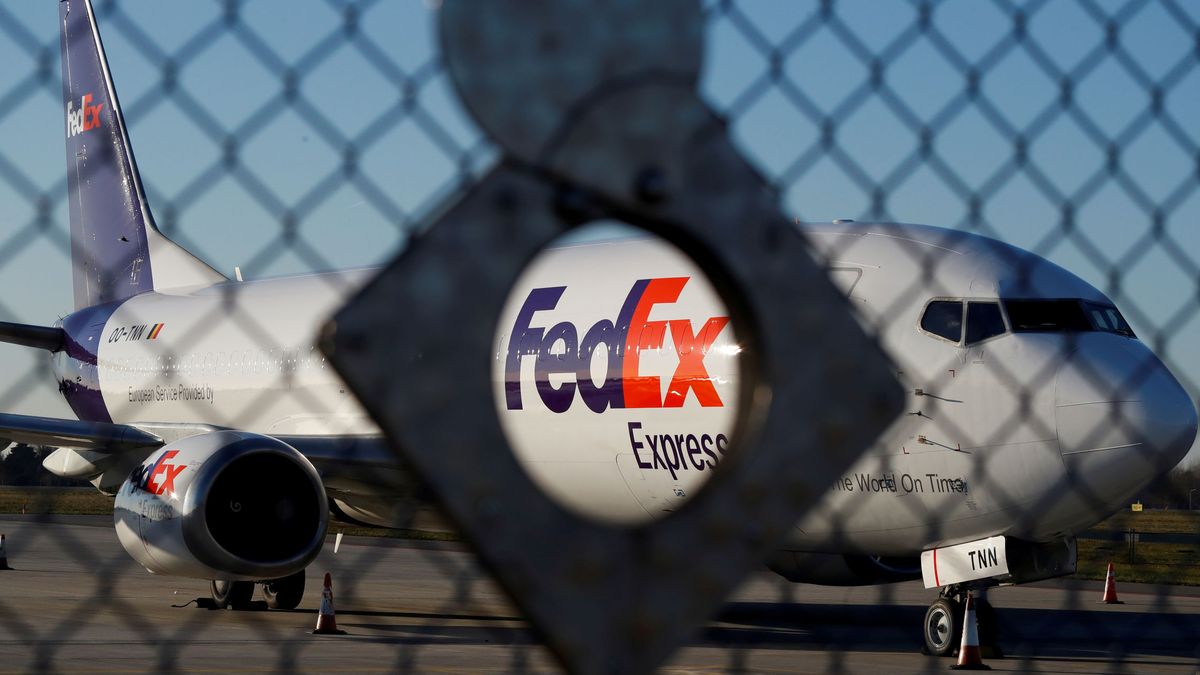 FedEx gana un 88% menos en su último ejercicio y alerta del impacto de la guerra comercial