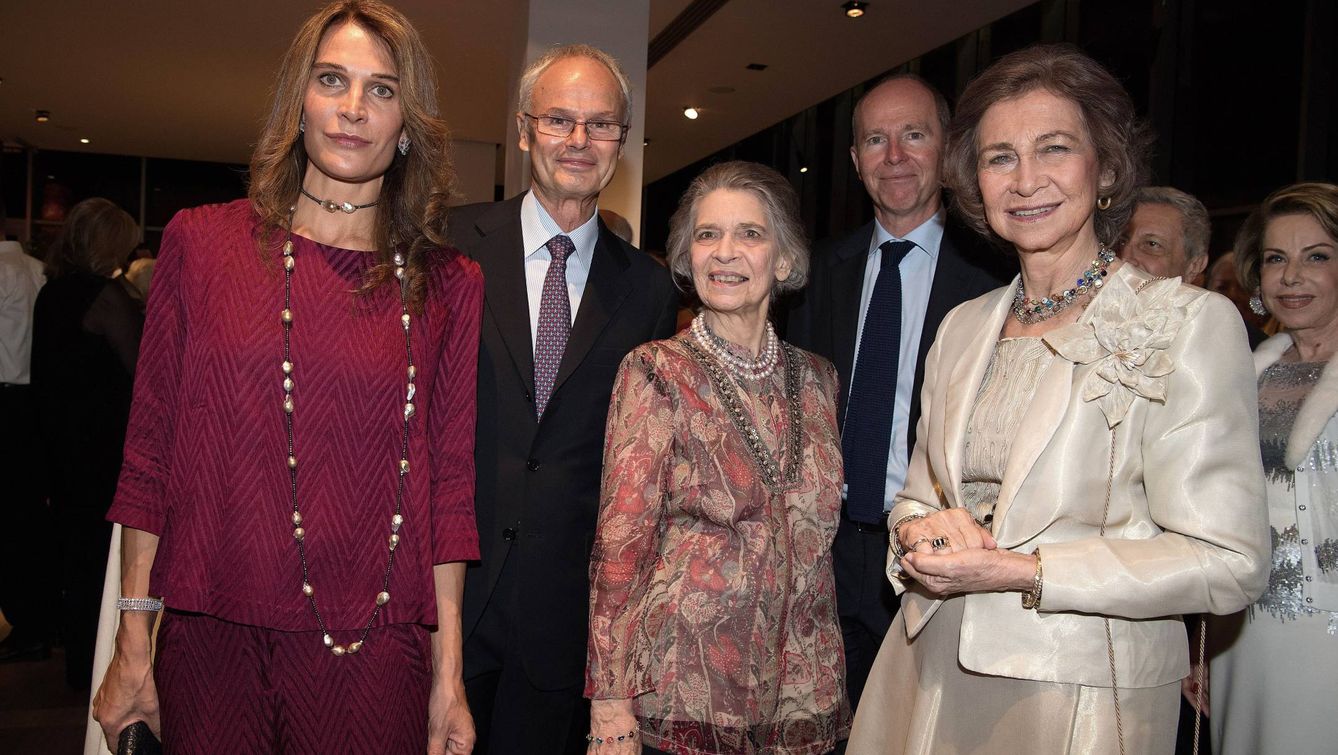 El matrimonio junto a la reina Sofía e Irene de Grecia. (Cordon Press)