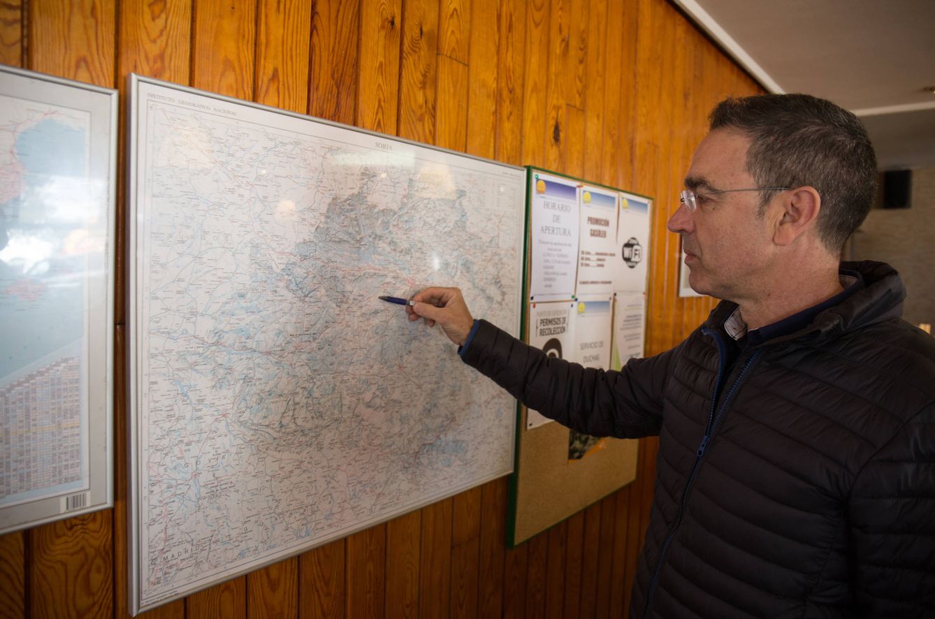 Pedro González, propietario del hostal Venta Nueva, señala un mapa de carreteras. (D.B.)