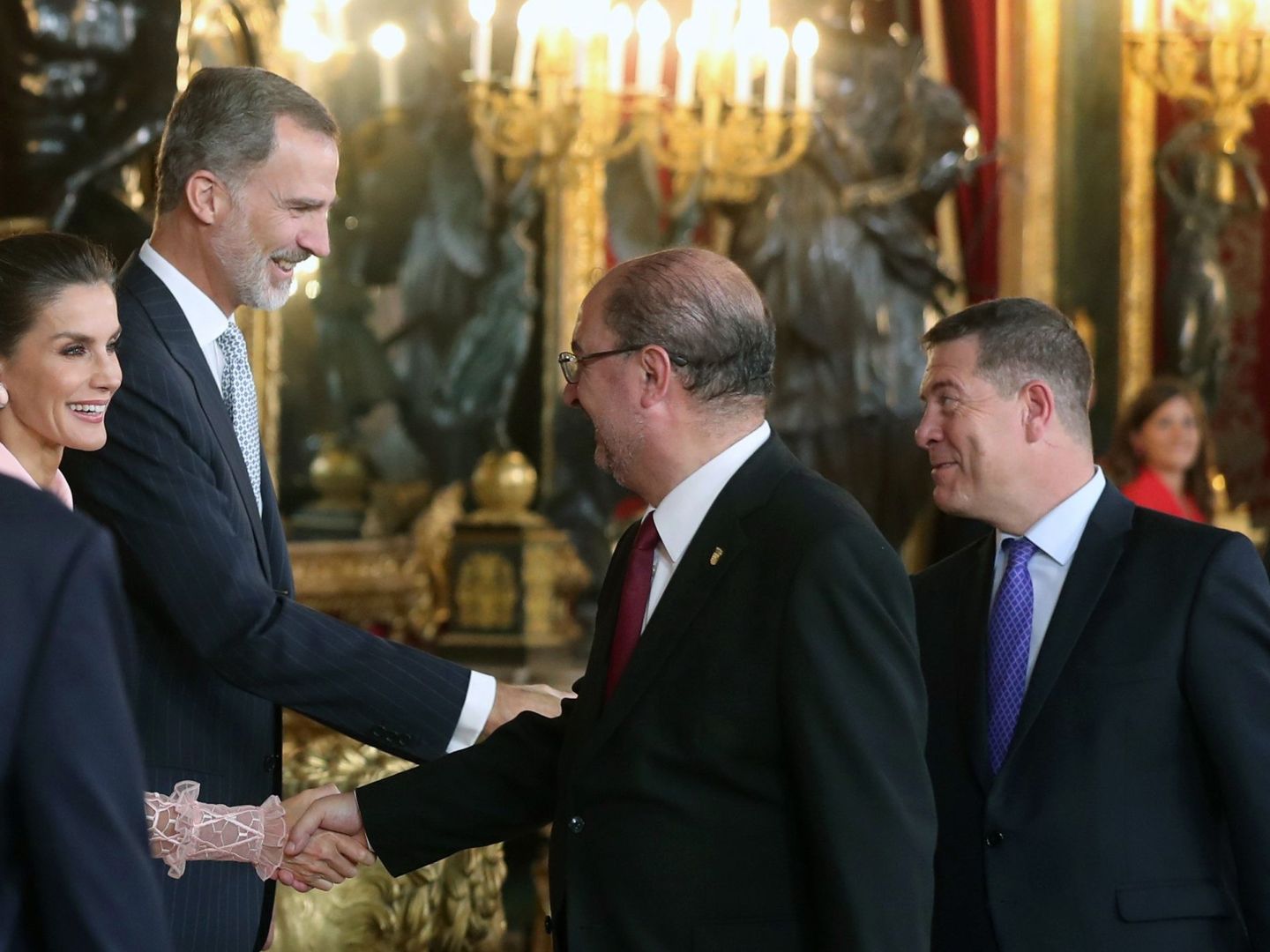 Felipe VI, la reina Letizia, el presidente de Aragón, Javier Lambán, y el de Castilla-La Mancha, Emiliano García-Page, en el Palacio Real de Madrid. (EFE)